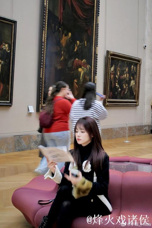 小钰在巴黎旅行中与四位冠军合影留念